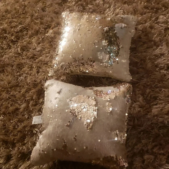 Set of two Decors sequined pillows NWOT - Picture 4 of 4